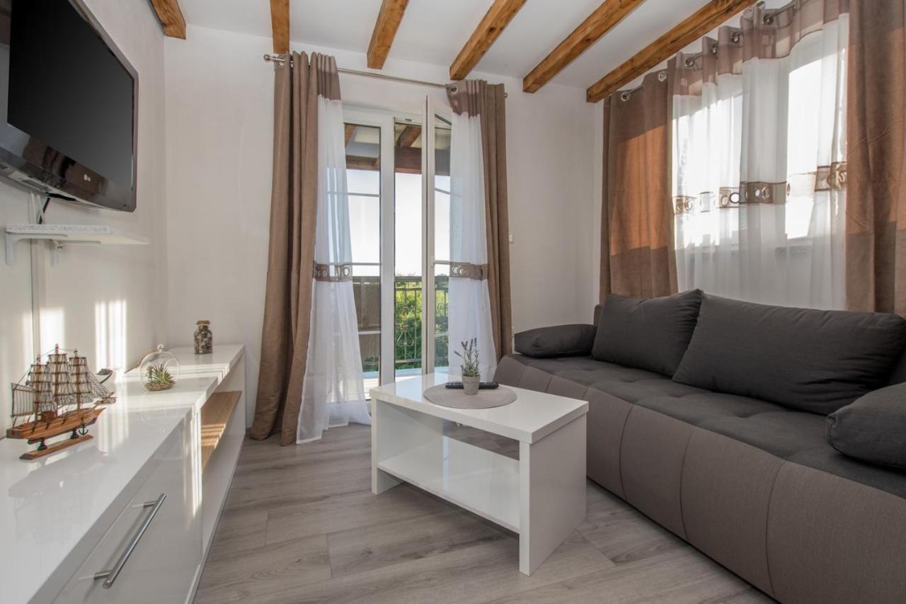 Lavanda House With Apartments Buje Exterior foto